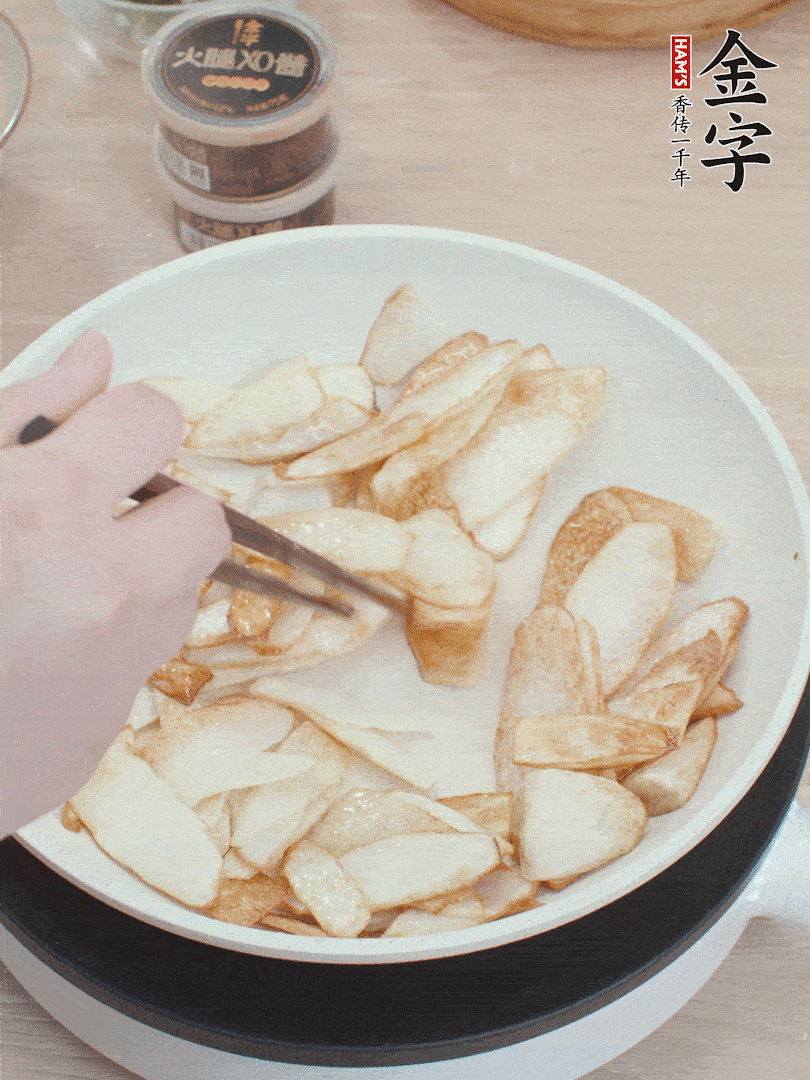 鍋中熱油，山藥煎至兩面金黃。