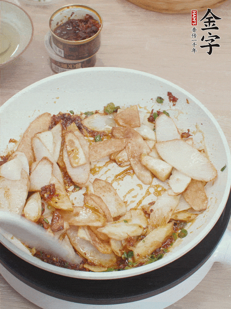 下山藥炒勻，撒蔥花。