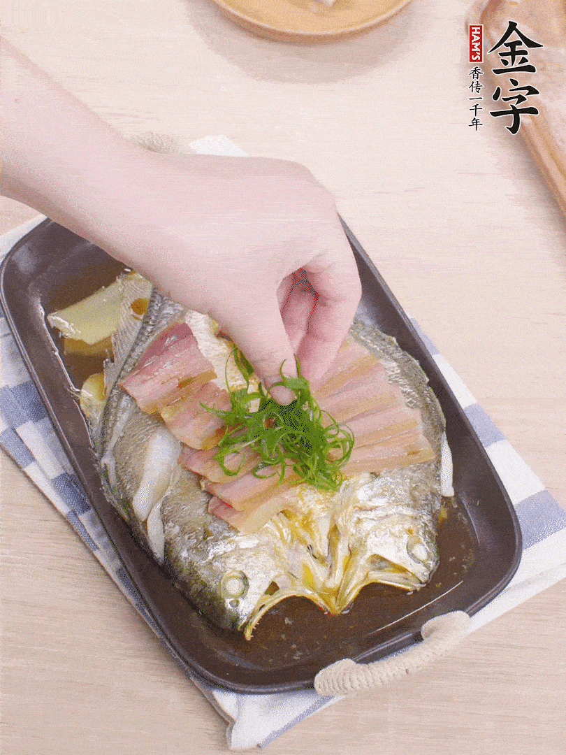 取出姜蔥，淋2勺蒸魚豉油，擺蔥絲。