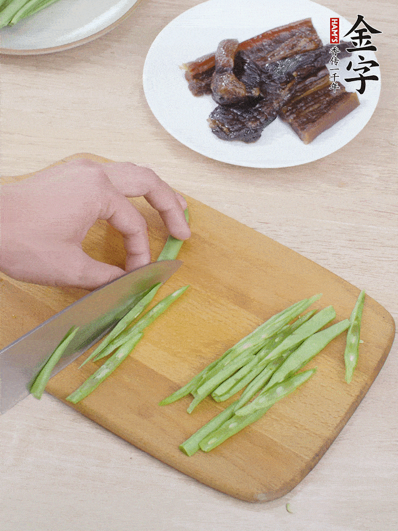 四季豆切絲。
