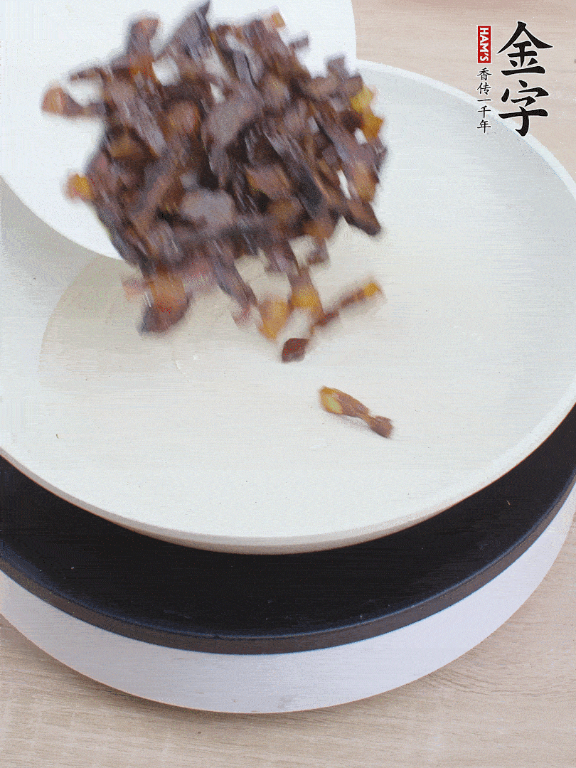 油熱倒醬油肉，編出香味。
