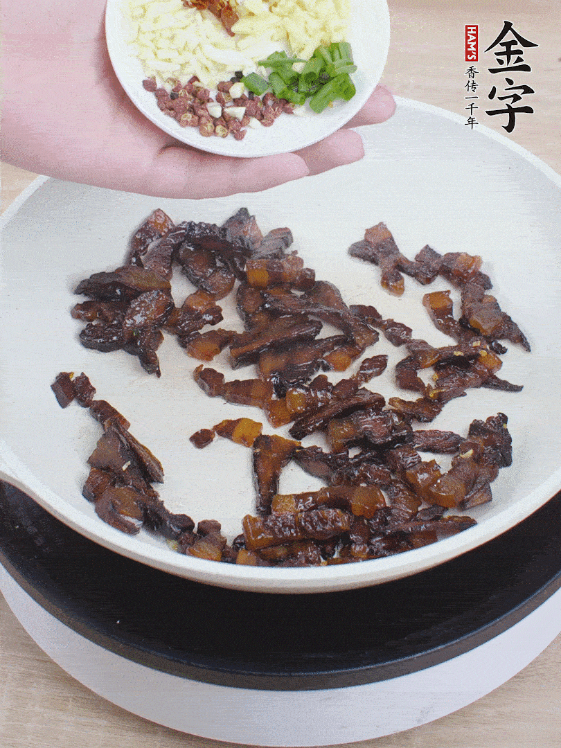 下蔥姜蒜、干辣椒、花椒粒炒香。