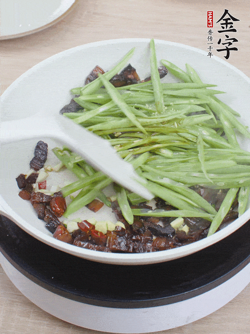 下豆角，生抽、雞精調(diào)味，炒到斷生。