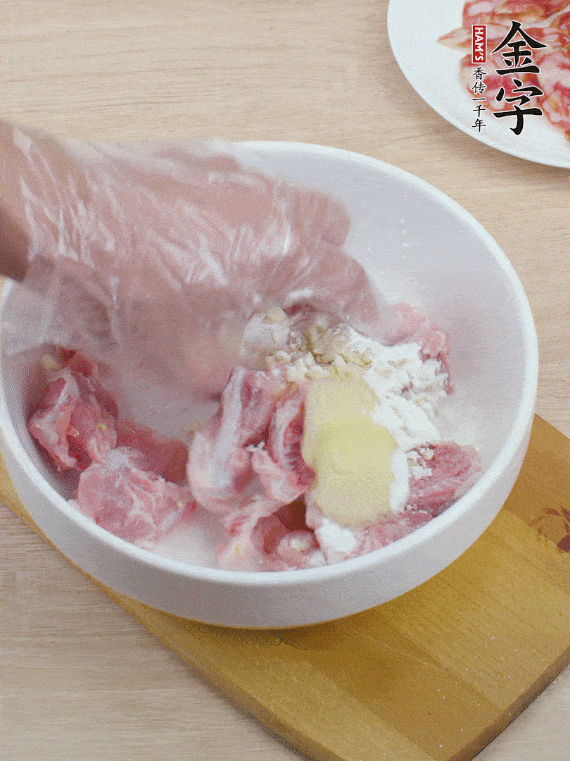 洗凈的小排，加鹽、姜、蒜末、淀粉、胡椒粉抓勻，腌制15分鐘。