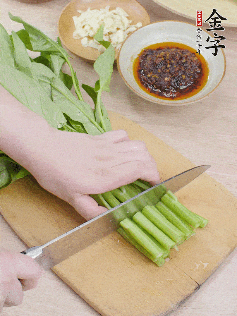 空心菜切段，大蒜拍碎切末。