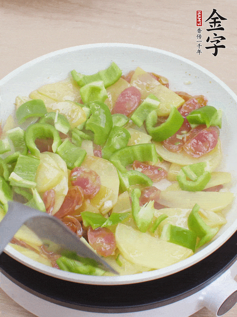 下辣椒翻炒1分鐘。