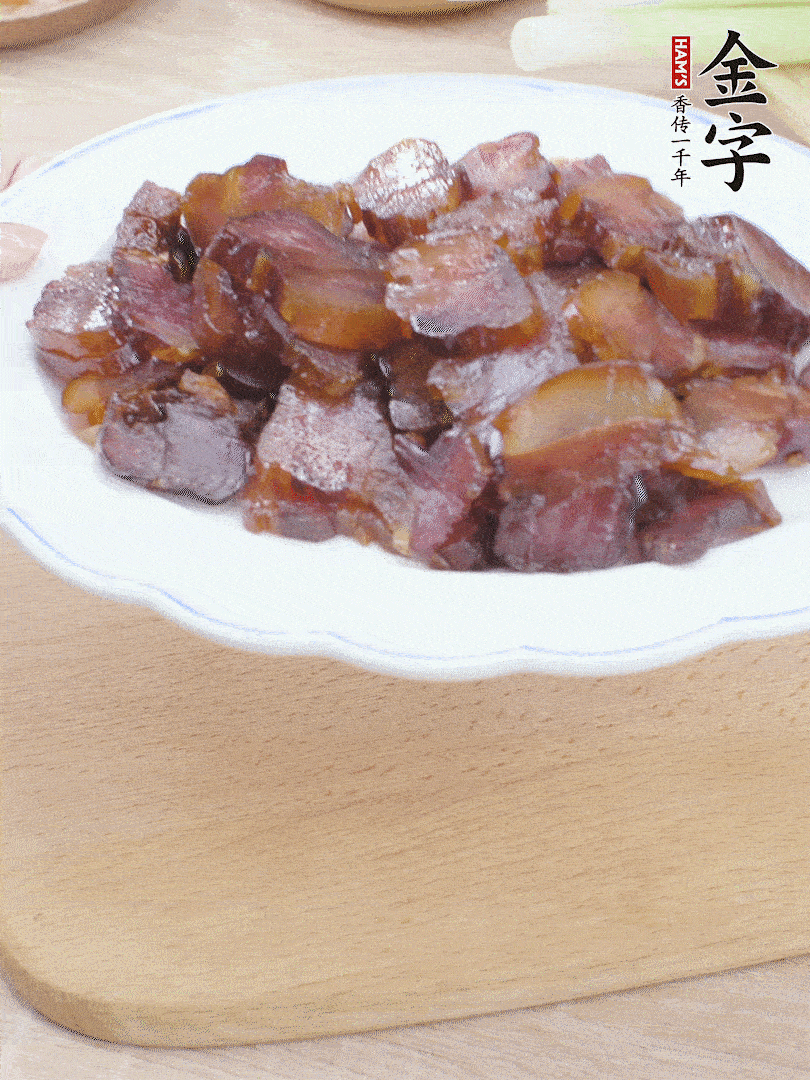金字醬油肉水煮15分鐘，切薄片。