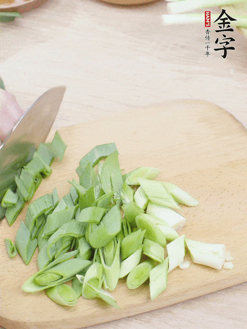 青蒜切段。（蒜白可以拍一下，再斜著切）