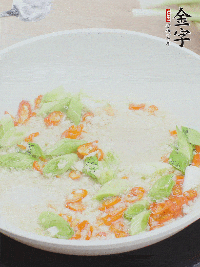 油5成熱時(shí)，下蒜末、辣椒、蒜白煸炒。