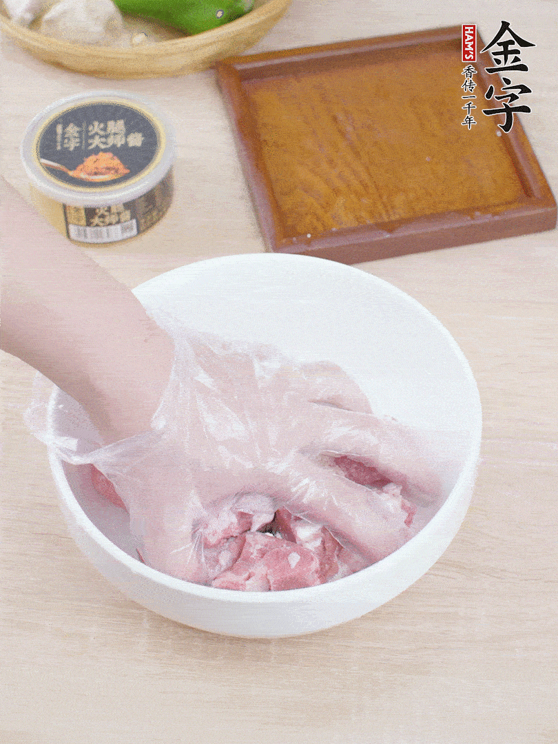 豬小排，加1勺料酒、1勺蠔油、1/3勺白胡椒粉、淀粉，抓拌均勻腌漬30分鐘。青椒去蒂去籽切塊。洋蔥去皮切塊。