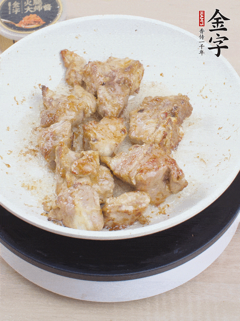 油4成熱，下小排煎炒至邊緣微微發(fā)焦。