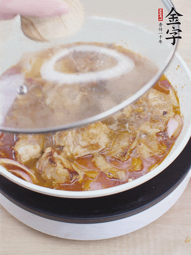 下小排翻炒，加1勺生抽、1點(diǎn)白砂糖和少許水燜2分鐘。