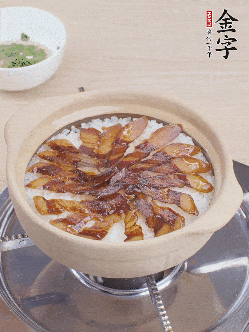 快收水時，鋪醬油肉，鍋邊淋點油，轉動砂鍋，燜煮2分鐘。