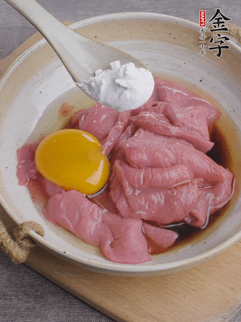 牛肉切片，雞蛋1個(gè)、水2勺、料酒1/2勺、生抽1/2勺、生粉1勺腌15分鐘。