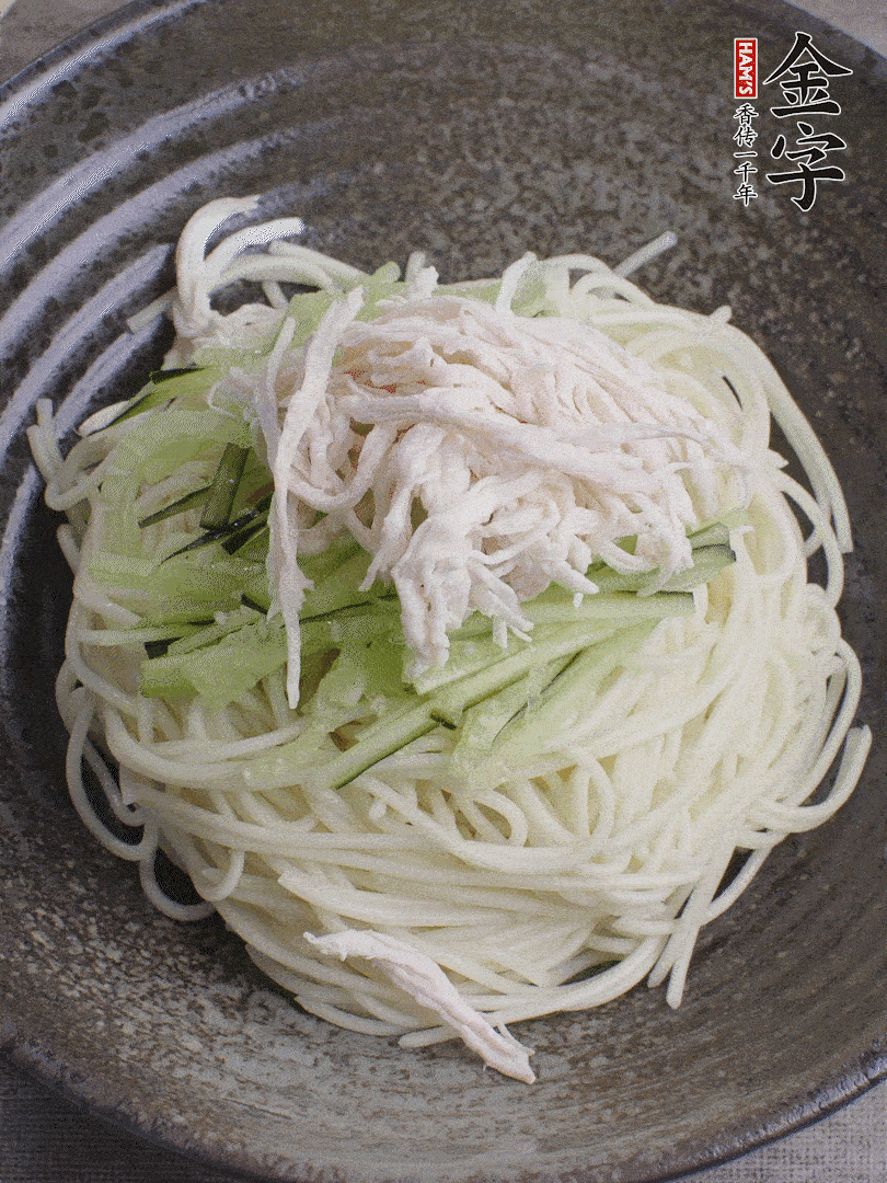 堿水面（熟）倒入大碗中，鋪上黃瓜絲、雞絲。