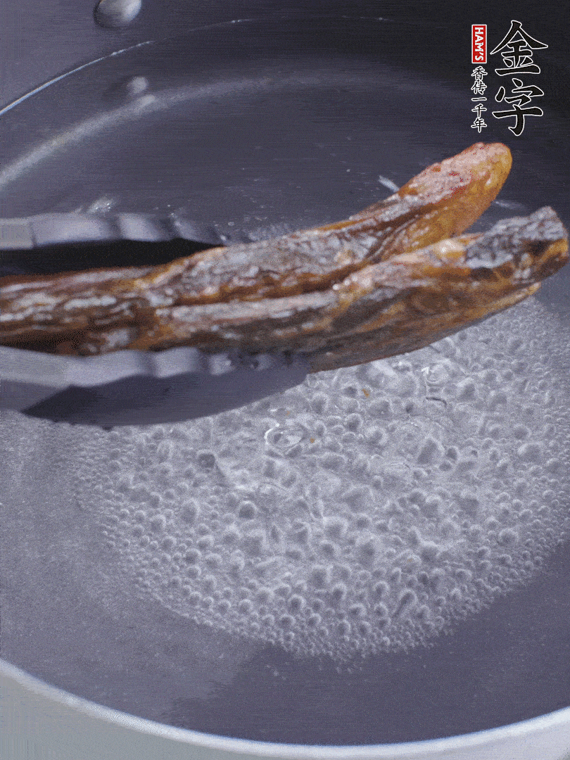 金字醬油肉水煮15分鐘，切薄片。