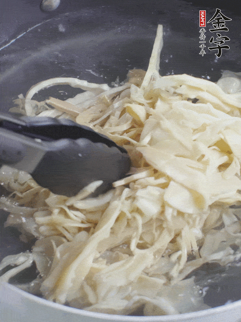 糯米筍焯水1分鐘，過涼水，擠干水份。