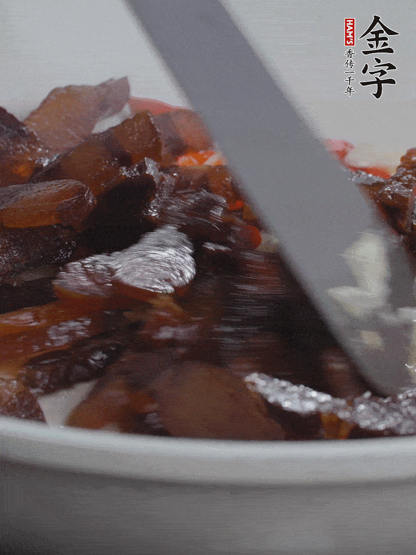 下醬油肉，煸出油脂。