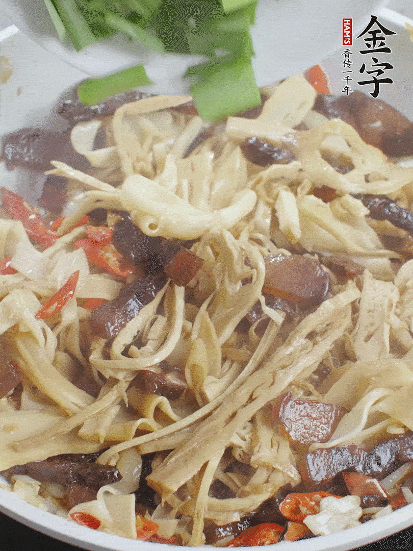 翻炒均勻，下蒜葉。