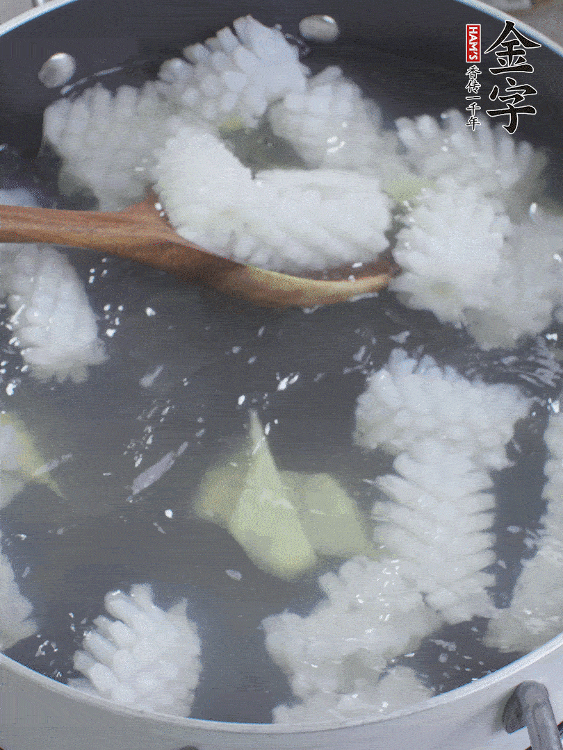 魷魚(yú)解凍后，加姜片、料酒汆燙30秒。