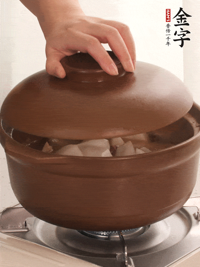 倒沒過食材的熱水，大火燒開。蓋上蓋子轉(zhuǎn)中小火，燉15-20分鐘。等蘿卜煮到喜歡的軟爛度就可以關(guān)火。