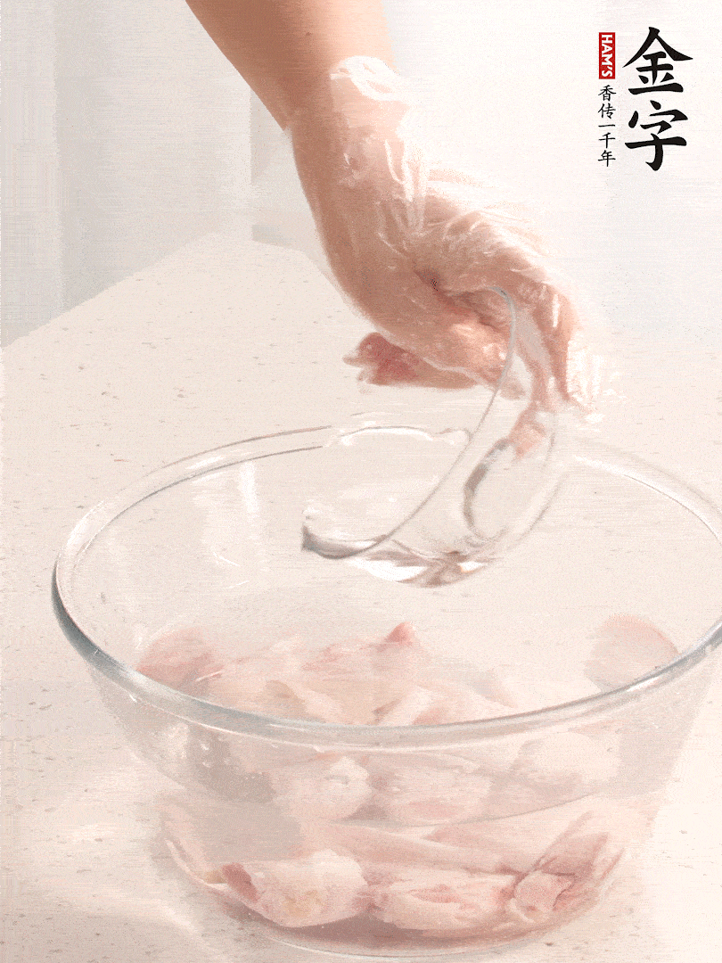 豬蹄除去雜毛、刮去油膩，斬成大塊，冷水浸泡半小時(shí)出血水，冷水下鍋，放入姜片、醋去腥，水燒開(kāi)大約2分鐘，撈出。（白醋能夠讓豬蹄更白凈）