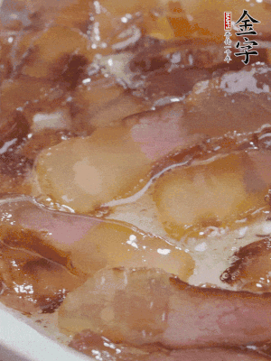 油5成熱，醬油肉煸香。