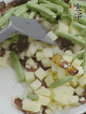 下蒜末、豆角、土豆塊翻炒。
