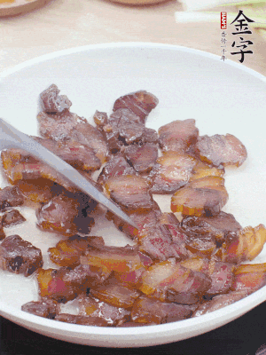 熱鍋少油，醬油肉煸出油脂，盛出。
