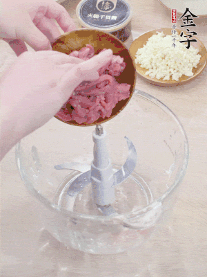 江南野筍干浸泡至軟；豬五花肉切薄片；腐皮改刀切成長(zhǎng)方形。