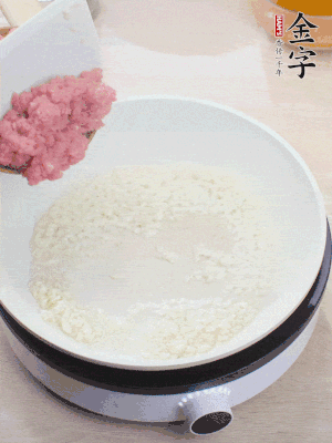 下火腿片、筍干均勻翻炒后，加2勺料酒、適量清水。