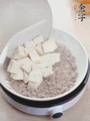 蓋蓋燉煮20分鐘后，加腐皮，撒一點(diǎn)枸杞。