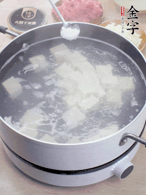 豆腐切成大小均勻正方體，鍋內(nèi)放水，加一點(diǎn)鹽焯水10秒。