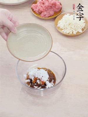 調(diào)料汁：金字火腿干貝醬2勺、剁椒1/2勺、生抽1/2勺、淀粉2勺、清水半碗。