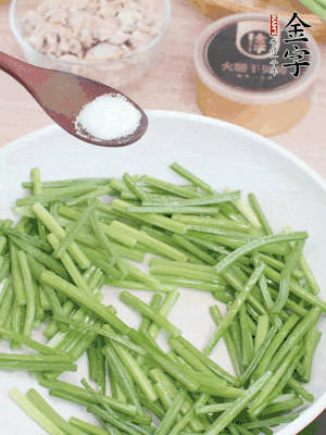 起鍋熱油，下韭菜苔炒至變色。加少許鹽。