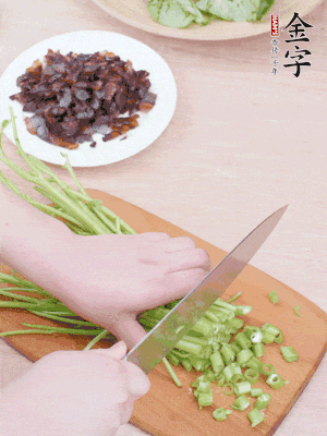 空心菜摘掉葉子，菜梗切成丁。