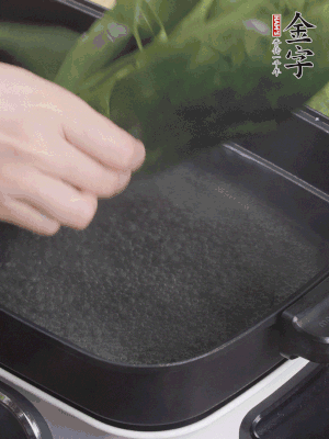 粽葉入沸水煮1分鐘，翻面再煮1分鐘，清洗干凈加水浸泡。