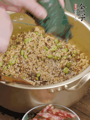 再附一張粽子，一齊向后折疊，線繩捆綁。