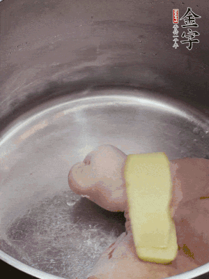 撈出洗凈后，加蔥姜、黃酒二遍焯水。