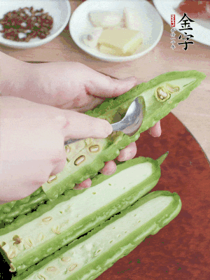 苦瓜去籽切薄片，一點(diǎn)鹽拌勻，10分鐘后沖洗控干。香蔥切蔥花、姜切末、蒜拍碎、干辣椒切圈。