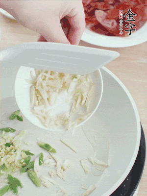 油4成熱，下蔥姜蒜、干辣椒、花椒煸出香味。