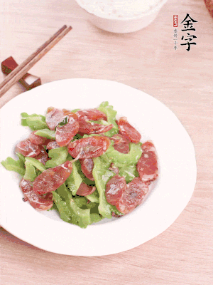 一小撮糖調(diào)味。