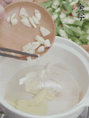 砂煲熱油，姜蒜、辣椒煸香。