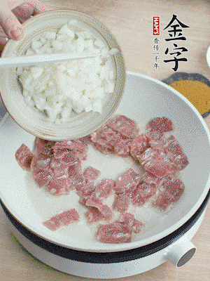 依次下洋蔥、紅菜椒、豌豆粒、玉米粒翻炒均勻。