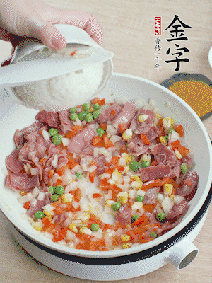 放米飯炒至顆粒分明。
