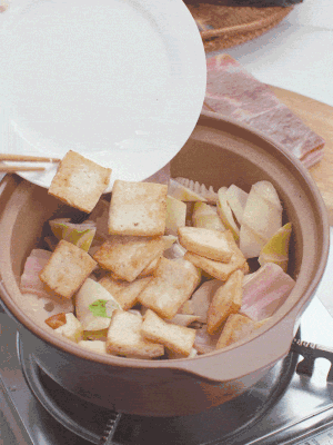 依次下春筍、豆腐，開水沒過食材。