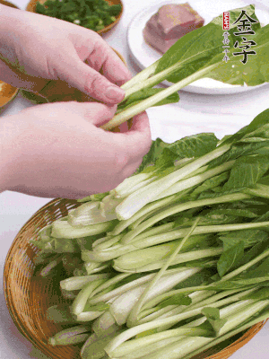 小青菜掰成一片片。