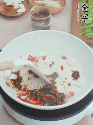 熱鍋涼油，姜蒜、辣椒、金字火腿xo醬炒香。