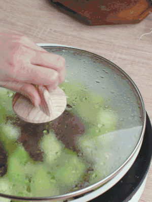 西葫蘆略出水時，加一小撮鹽調(diào)味。