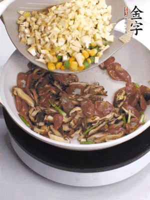 鍋里熱油，爆香蔥白，下香腸片炒至微微出油，加時蔬粒、香菇粒、春筍粒翻炒均勻。